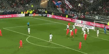 疯狂进球大战！西甲领头羊征服客场，豪取6连胜，领先皇马4分（进球如雨！西甲榜首客场凯旋，豪夺六连胜，甩开皇马4分）