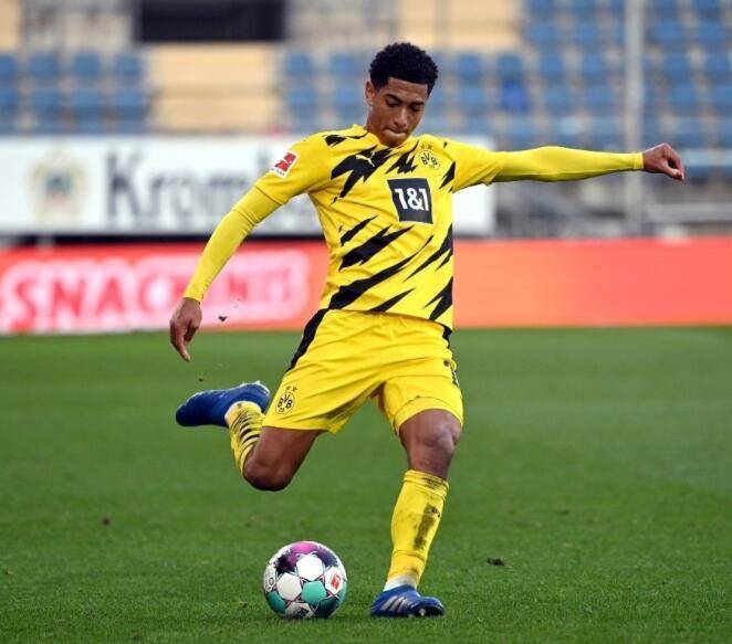 洛杉矶快船负于森林狼，经历逆转五连胜，森林狼展现顽强斗志，快船失误多，火力不足。（森林狼逆转击败快船，终结其五连胜，快船失误偏多火力不济）