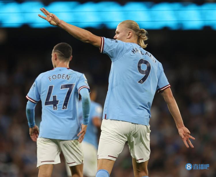 给爷整笑了，曼奇尼假意亲吻布鲁马多，将布鲁马多逗笑（曼奇尼作势亲吻布鲁马多，逗得布鲁马多当场大笑）