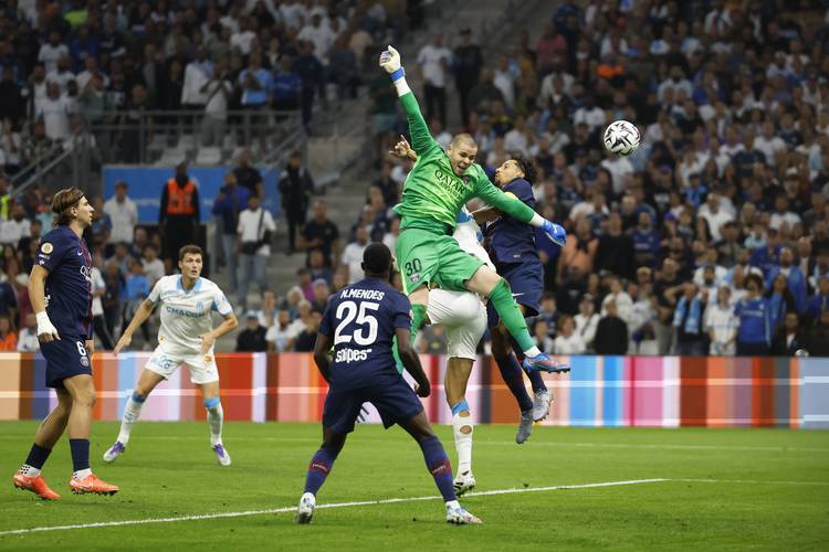 斯图尔特本赛季5次单场4+盖帽，追平文班&赫夫并列第一（斯图尔特本季5场4+封盖，与文班、赫夫并列榜首）