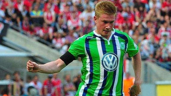 爱美的年纪？亚马尔接受护发和痤疮治疗，全身心做好自我养护（青春爱美正当时：亚马尔进行护发与祛痘护理，专注全方位自我管理）