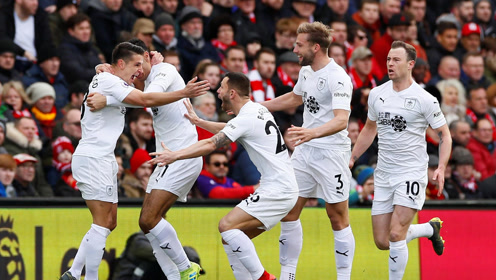 22胜3平，拜仁从未在德甲主场输给弗赖堡（拜仁德甲主场对弗赖堡22胜3平，至今保持不败）