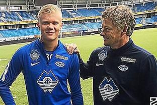 斯帕伊奇庆祝足协杯夺冠：为奖杯感到自豪，更为球队感到骄傲（斯帕伊奇谈足协杯夺冠：奖杯值得自豪，球队更让人骄傲）