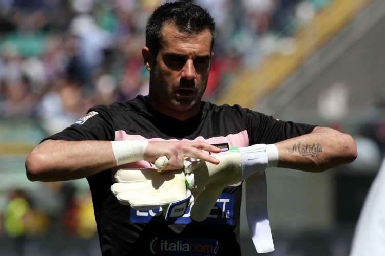 湖人浓眉哥篮下统治球队获胜（浓眉内线碾压助湖人告捷）