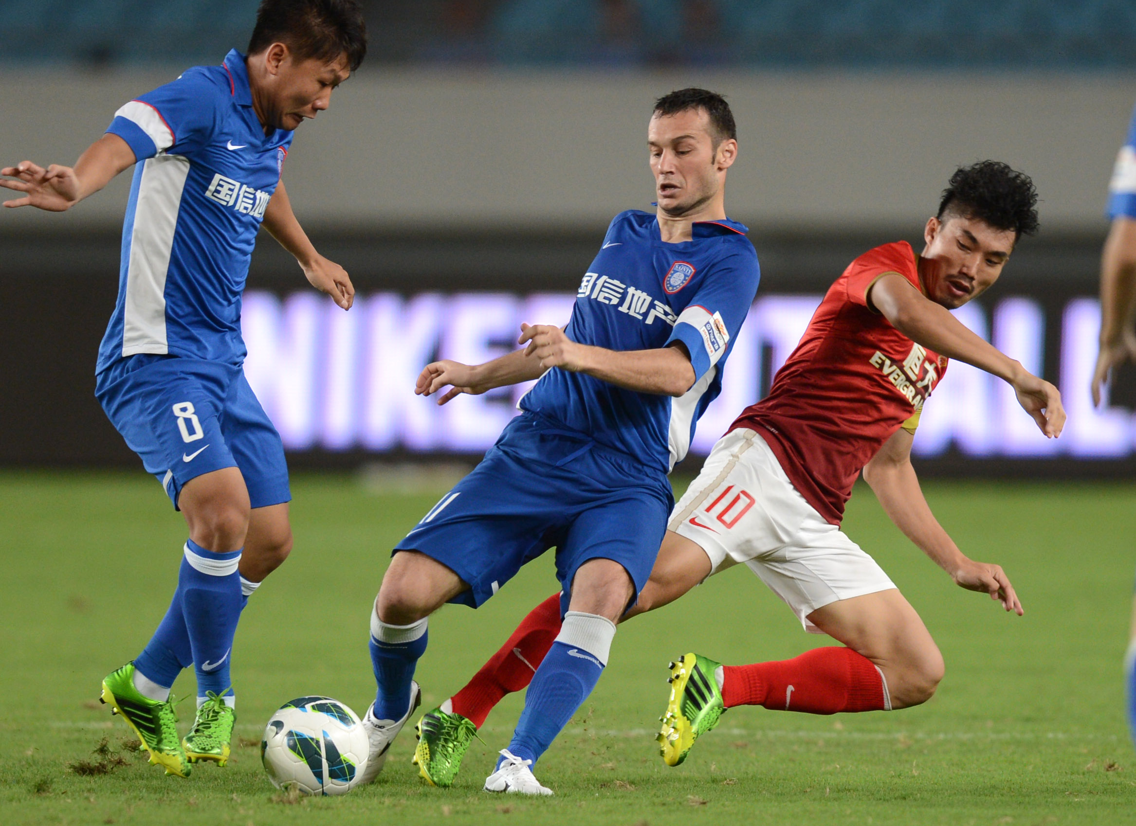 巴萨迎战特内里费，冲击积分榜优势 ｜ 女子足球联赛精彩前瞻（女足联赛前瞻：巴萨对阵特内里费，力争扩大榜首优势）