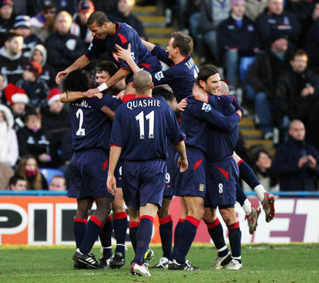 门将扑出点球，全场掌声雷动（门将拒点成功，球场掌声如潮）