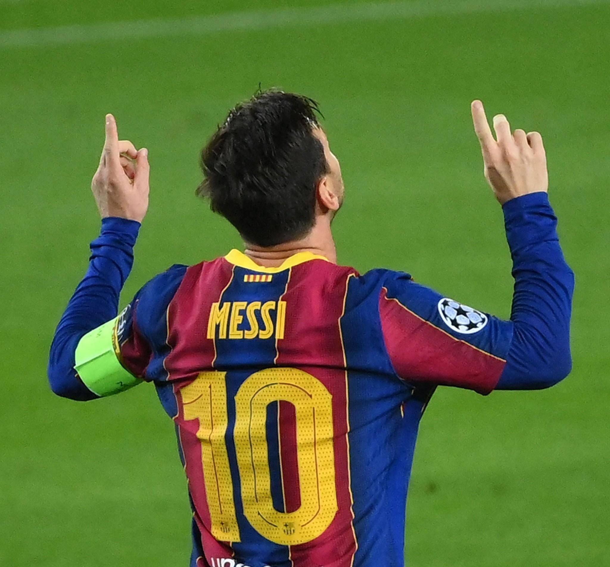 巴甲弗鲁米嫩塞主场采用狗狗球童，鼓励球迷去领养宠物（巴甲弗鲁米嫩塞主场启用萌犬球童，号召球迷领养宠物）