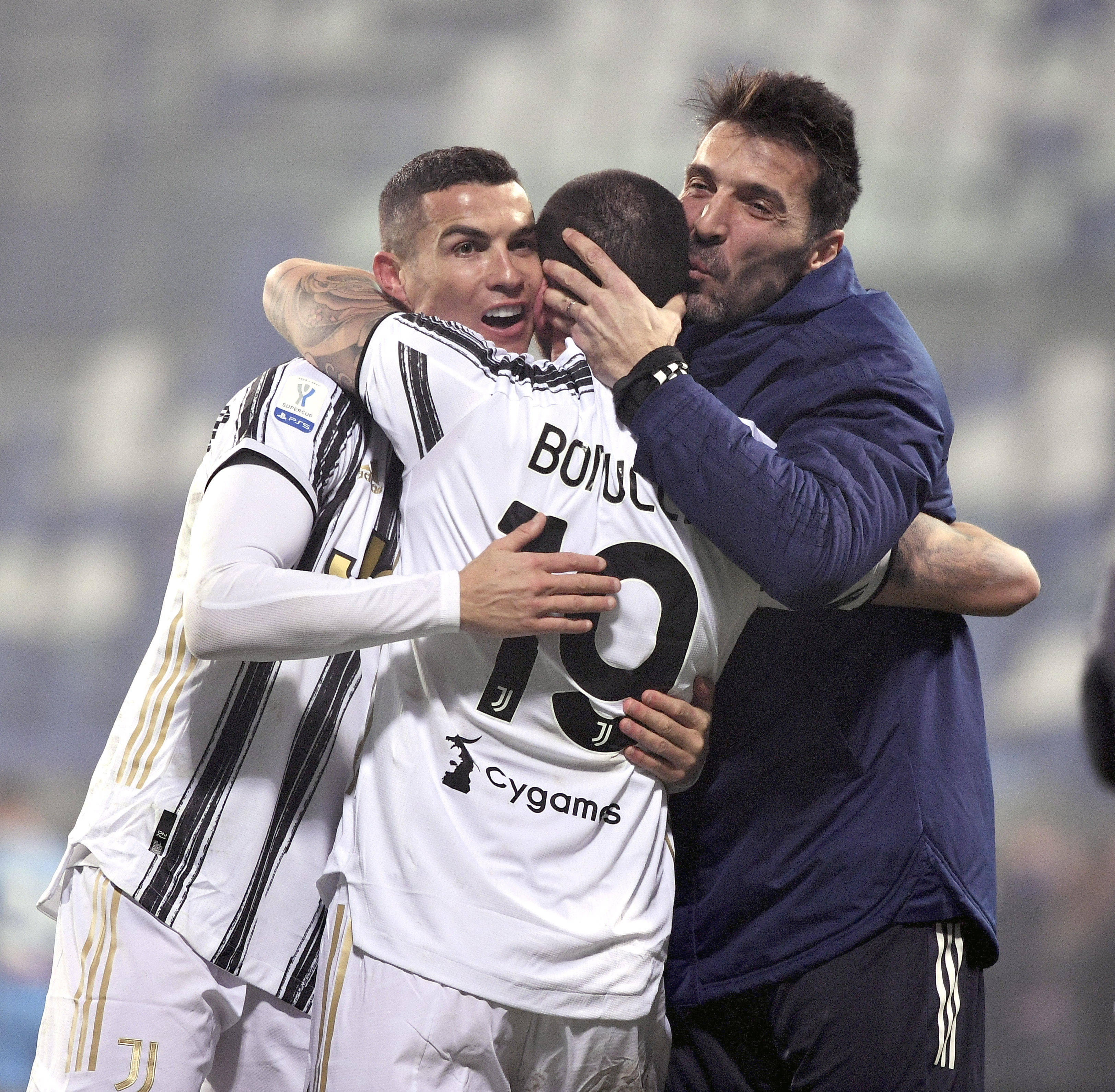 随阿根廷队在西班牙公开训练，梅西：感谢今天到场的所有人（阿根廷队在西班牙进行公开训练课，梅西向到场观众致谢）