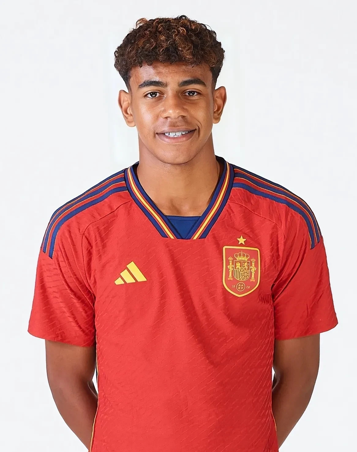 萨里：VAR工作区可以放到替补席对面，否则容易造成冲突（萨里建议将VAR区域设在替补席对侧，以免引发冲突）