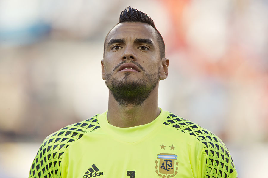 瑞典队体育总监：希望伊萨克尽快复出，在持续和利物浦沟通（瑞典队体育总监：盼伊萨克早日复出，正与利物浦保持沟通）