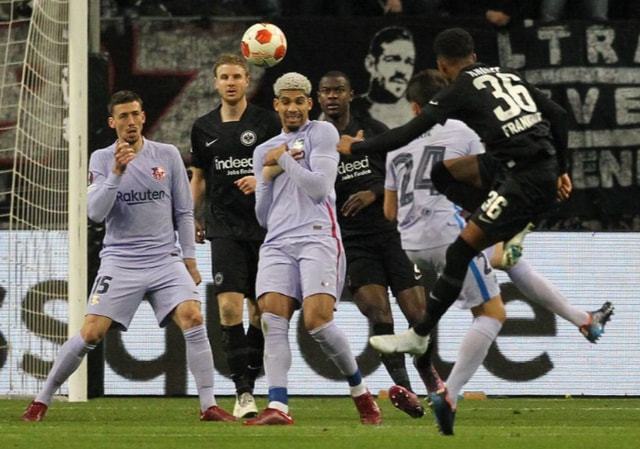 喀麦隆体育部长与足协主席埃托奥决裂，前者指责后者操纵选举（喀麦隆体育部长与足协主席埃托奥反目，部长指控其操纵选举）