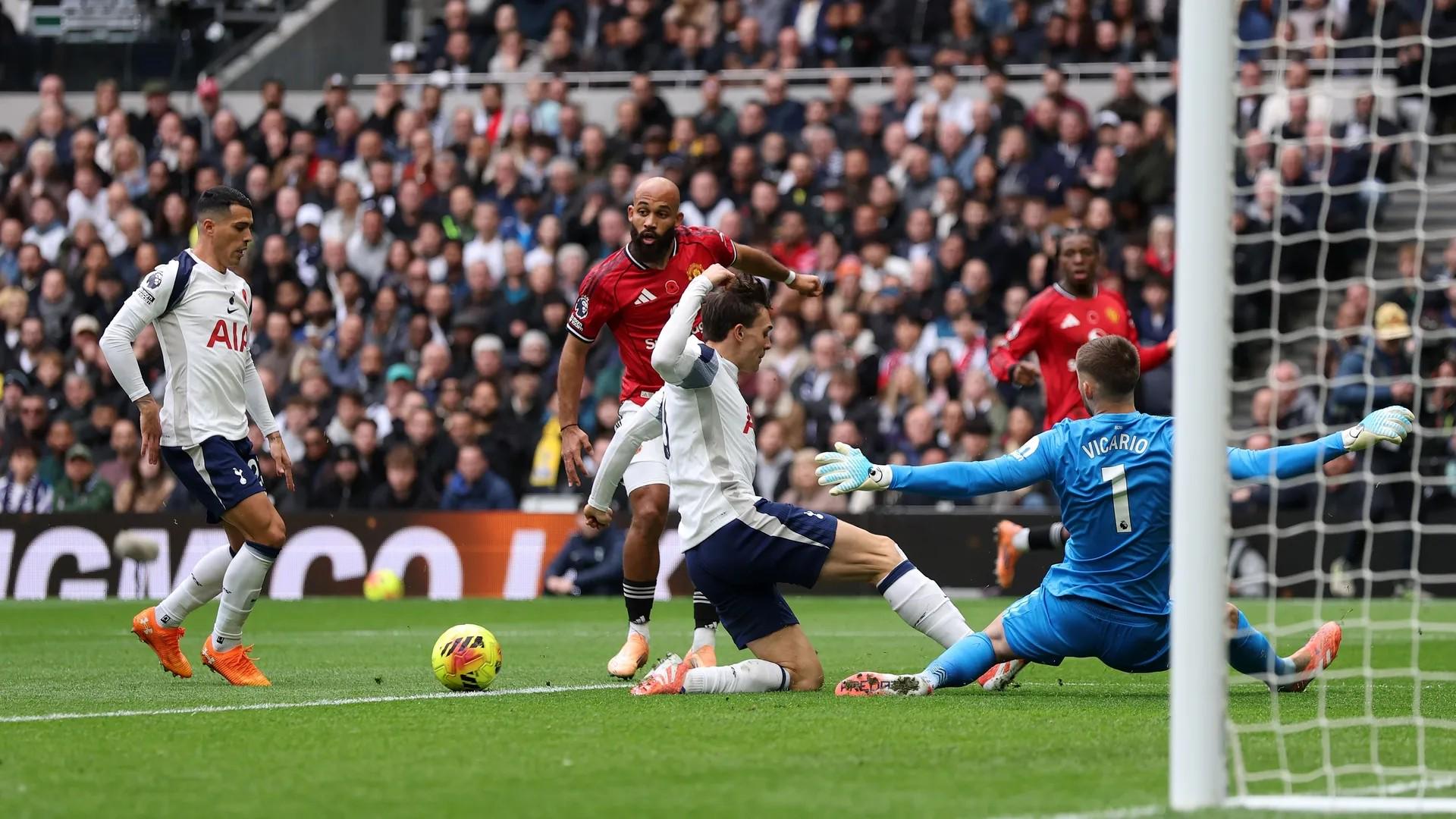 吉鲁帽子戏法助阿森纳3-0胜奥林匹亚科斯晋级欧冠16强（吉鲁上演帽子戏法，阿森纳3-0击败奥林匹亚科斯挺进欧冠16强）