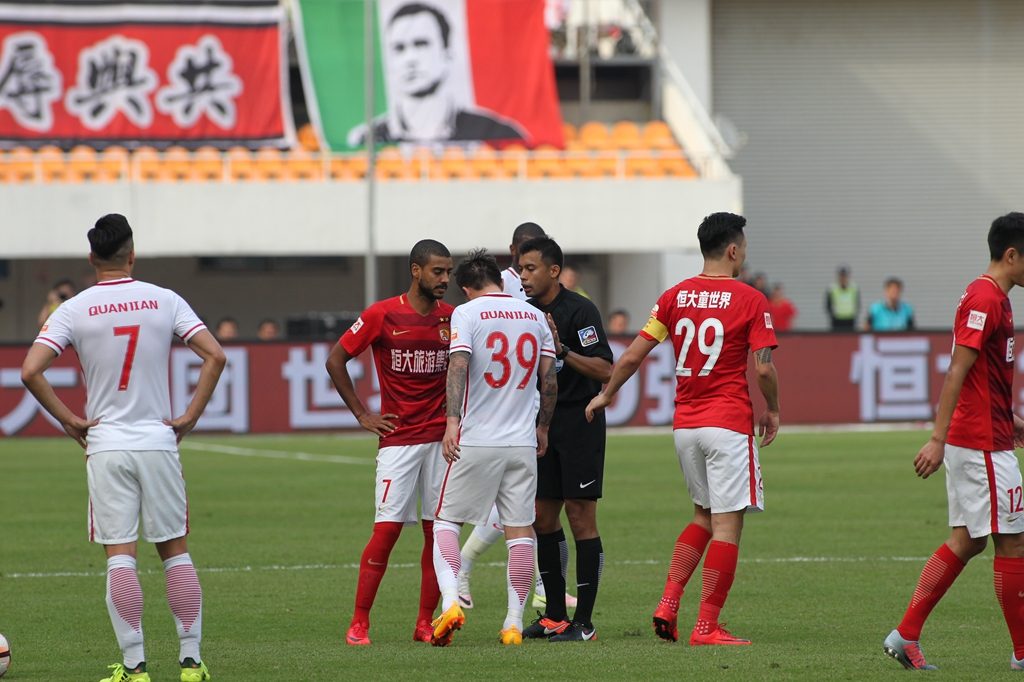 库普梅纳斯：我们想拿意杯冠军，但接下来要专注踢那不勒斯（库普梅纳斯：剑指意杯冠军，眼下先全力迎战那不勒斯）