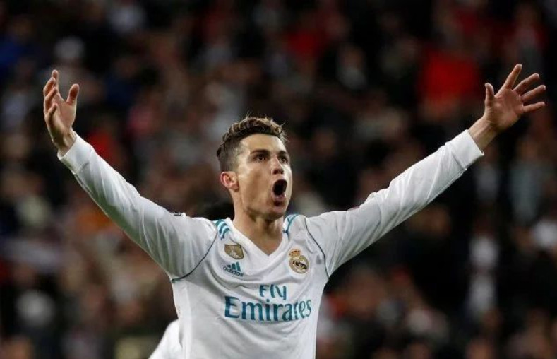 斯蒂尔：俱乐部将在周一上午面临一项重大抉择——是否让萨拉赫随队出征意大利（斯蒂尔：周一上午俱乐部将作出关键决定——萨拉赫是否随队赴意）