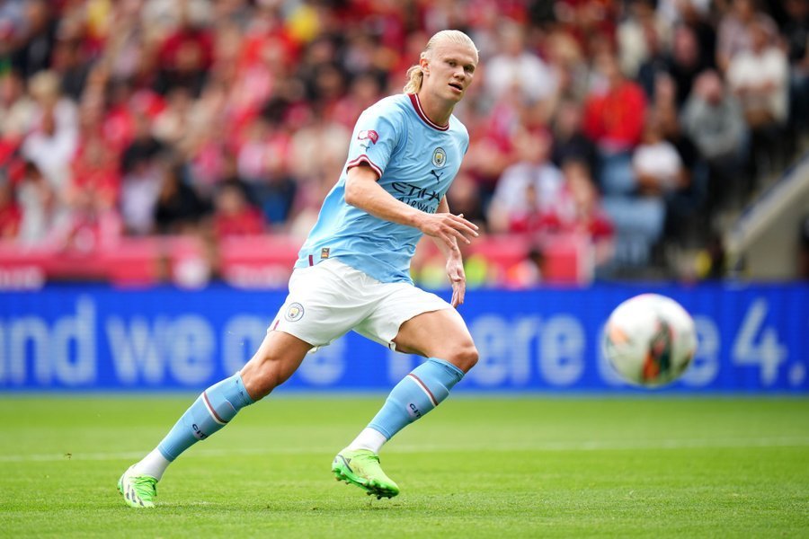 怀特复出力助阿森纳争冠，枪手伤病潮下的坚强回应（怀特复归助阿森纳冲冠，伤病潮中枪手强势回击）